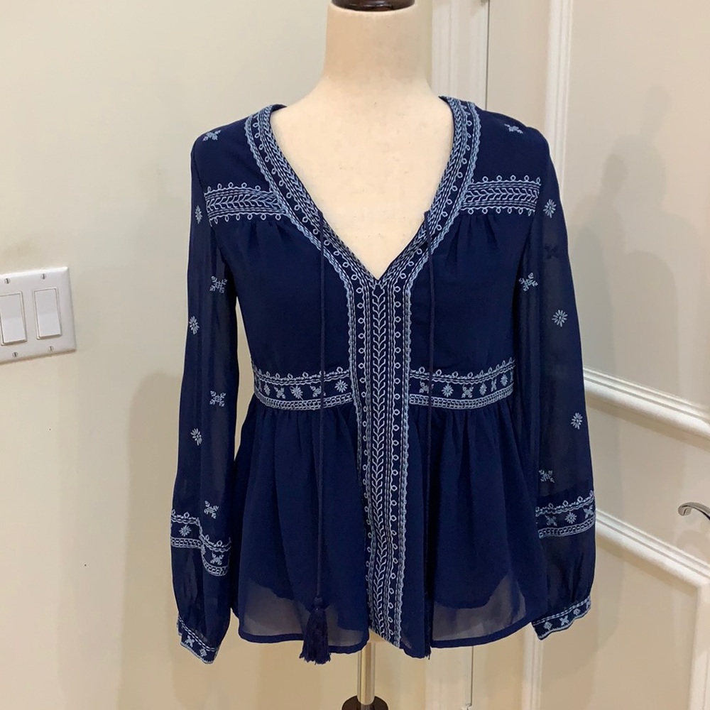AQUA Xs blue stitched v neck top with liner